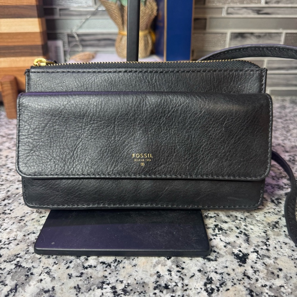 Fossil Black Cow Hide Leather Crossbody Bag with Gold Accents - Picture 2 of 13